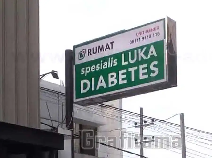 Jasa-Pembuatan-Neon-Box-2-sisi-Booth-klinik