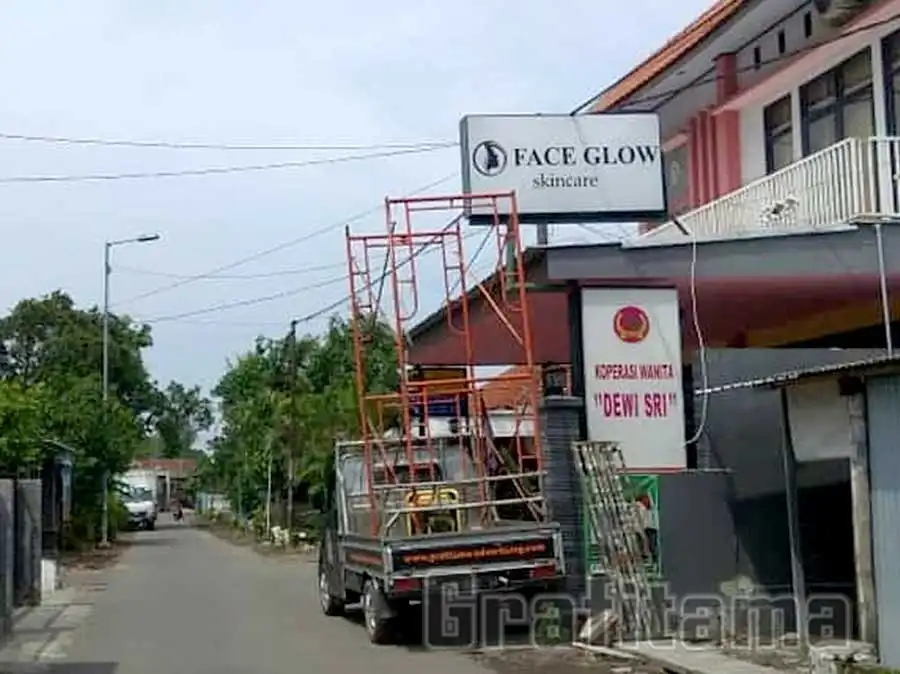 Jasa-Pembuatan-Neon-Box-2-sisi-klinik-skincar-sekaligus-pemasangan