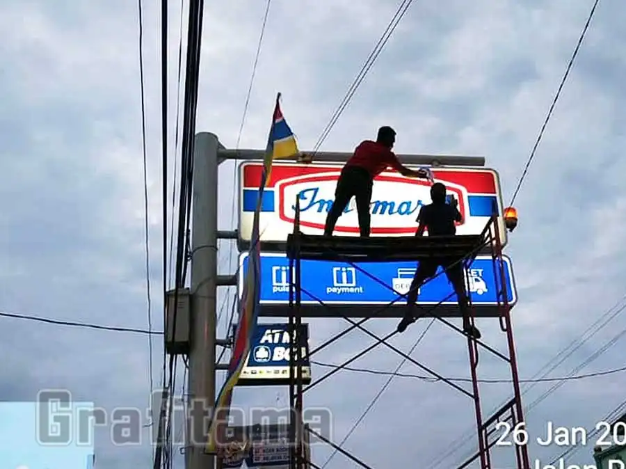 Jasa-Pembuatan-Neon-Box-minimarket-ukuran-jumbo-sekaligus-pasang