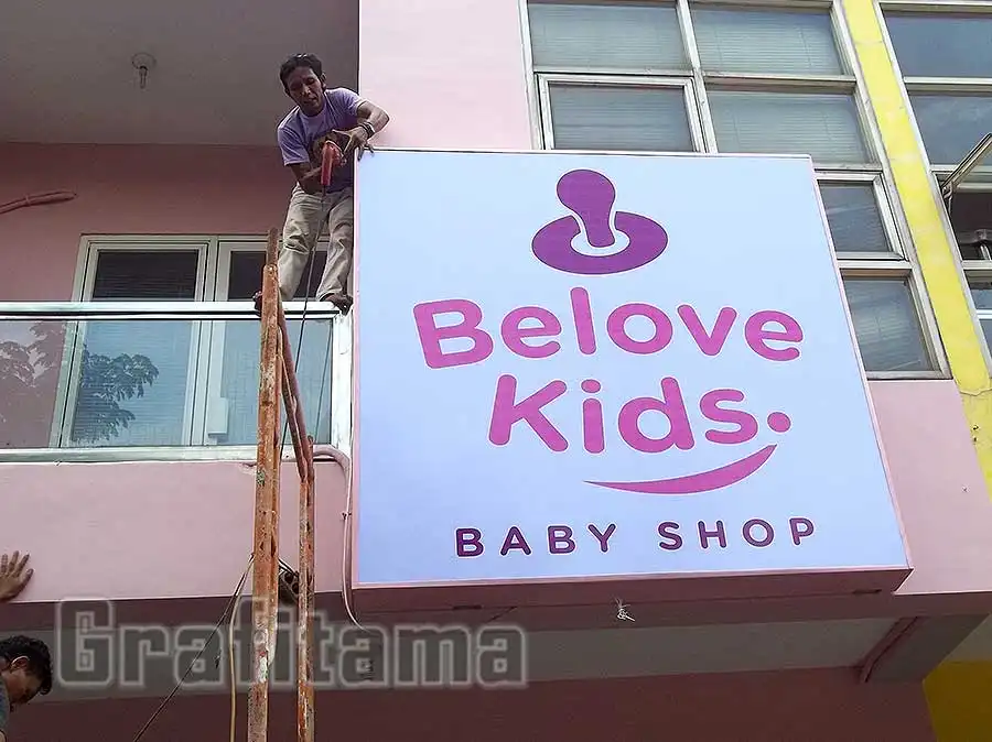 Jasa-Pembuatan-Neon-Box-toko-bayi-2-meter